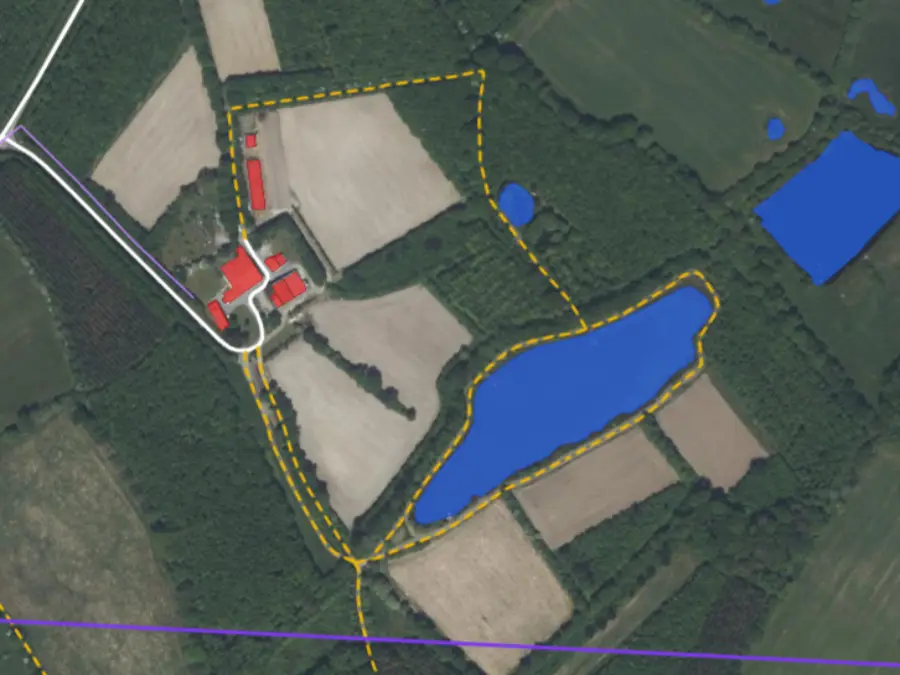 Calque IGN sur une carte de chasse montrant les bâtiments, les routes, les cours d'eau et les limites du territoire