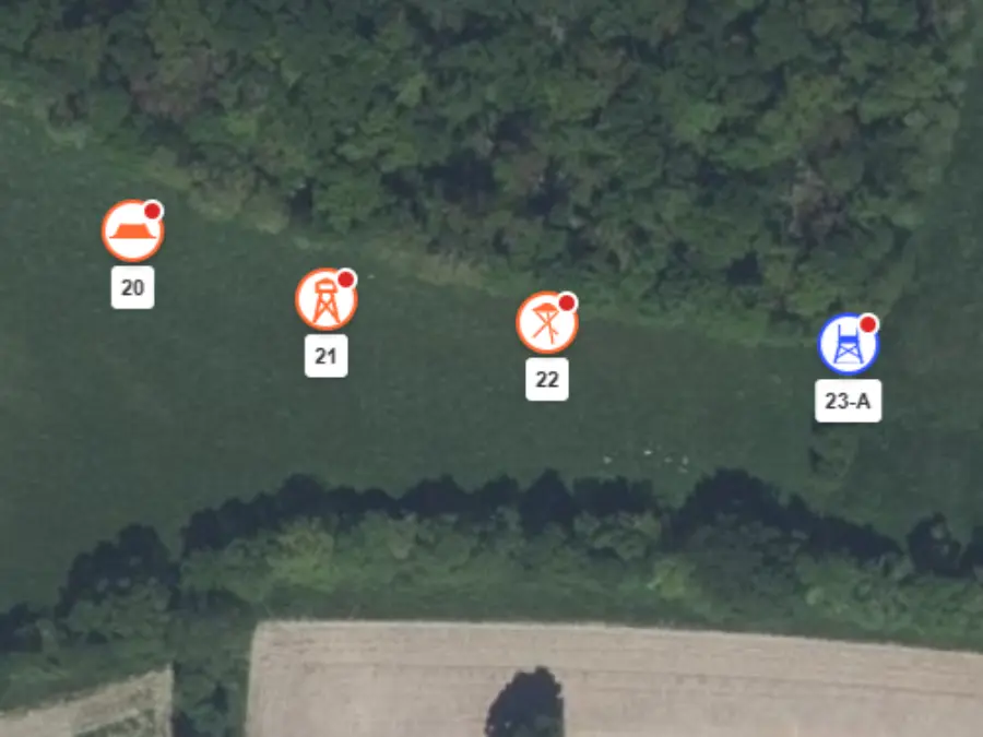 Postes de chasse numérotés 20, 21, 22 et 23-A sur une carte satellite, avec une icône par type de poste : mirador, poste au sol, affût